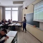 Dijaki 3. letnika programa Okoljevarstveni tehnik poslušajo strokovno predavanje na temo poslovne ideje in razvoja poslovnega modela.