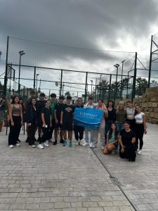 Estepona – španski in slovenski dijaki pred športnim centrom