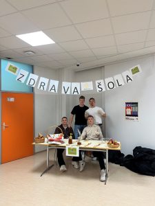 Taj Erik, Liam, Aleks in Jure med pripravo okusnega obroka.