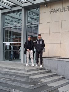 Dijaka na tekmovanju iz logike na Fakulteti za elektrotehniko.