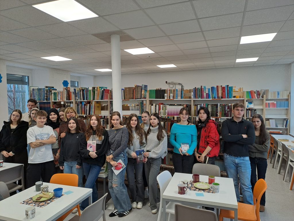 Knjižničarka je za dijake pripravila zmenek s knjigo.