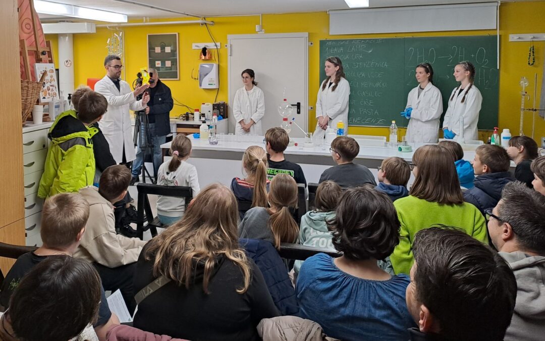 Zanimivi eksperimenti s steklenimi laboratorijskimi pripomočki v Dolenjskem muzeju
