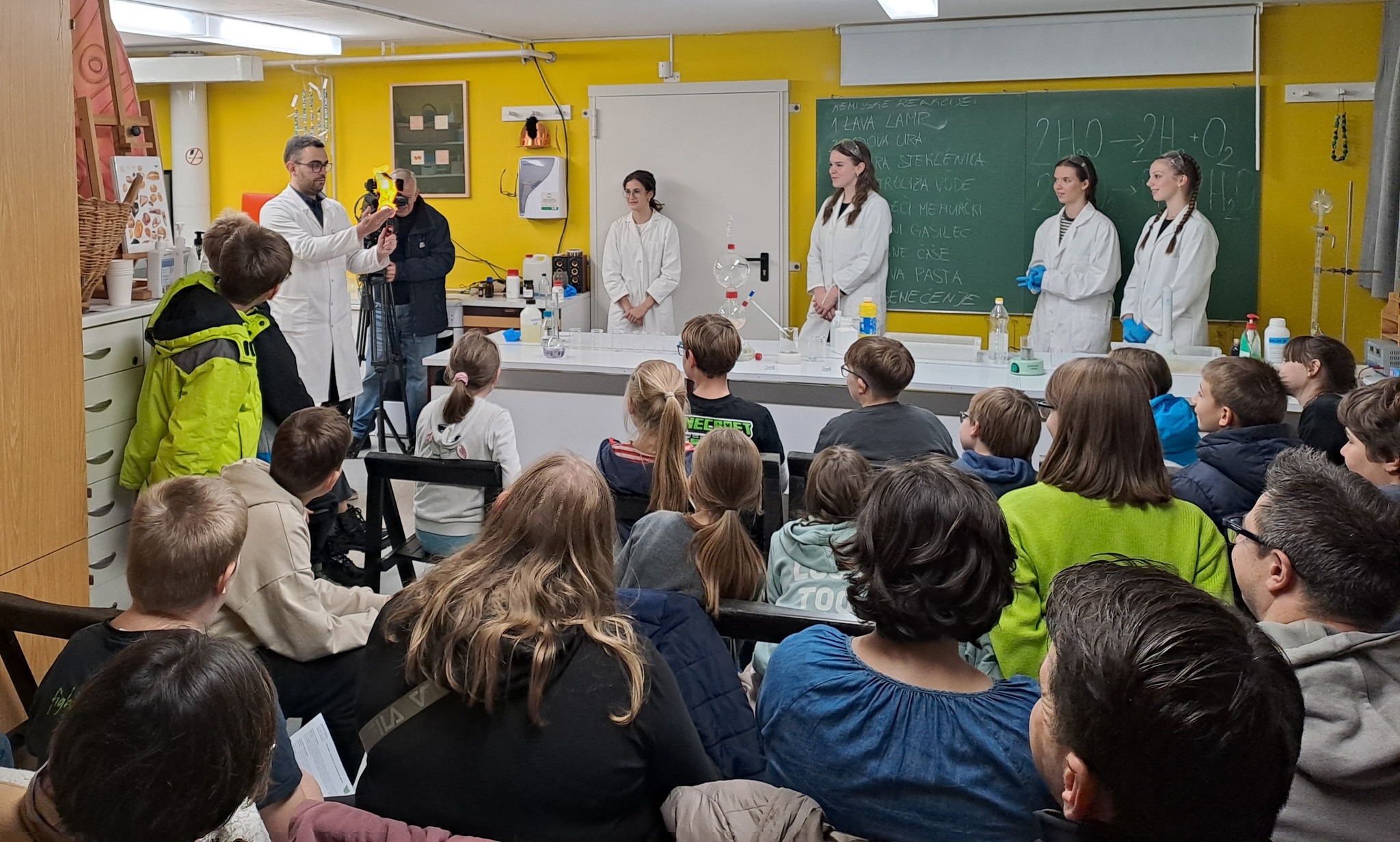 Zanimivi eksperimenti s steklenimi laboratorijskimi pripomočki v Dolenjskem muzeju Zanimivi eksperimenti s steklenimi laboratorijskimi pripomočki v Dolenjskem muzeju