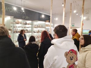 Dijaki v Pokrajinskem muzeju v Murski Soboti