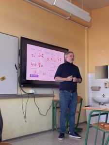 predavatelj predava dijakom.