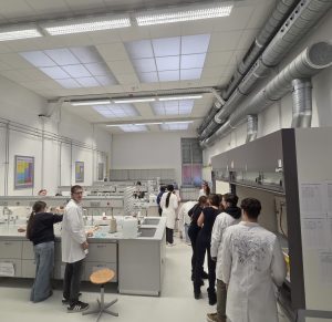 Dijaki v laboratoriju.