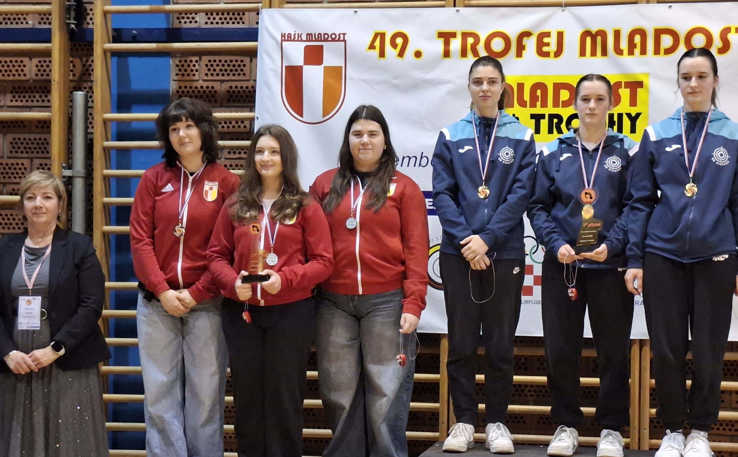 Strelki Leja in Nika na najvišji stopnički Strelki Leja in Nika na najvišji stopnički