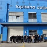Skupinska slika 4. letnika dijakov programa okoljevarstveni tehnik pred Toplarno Celje.