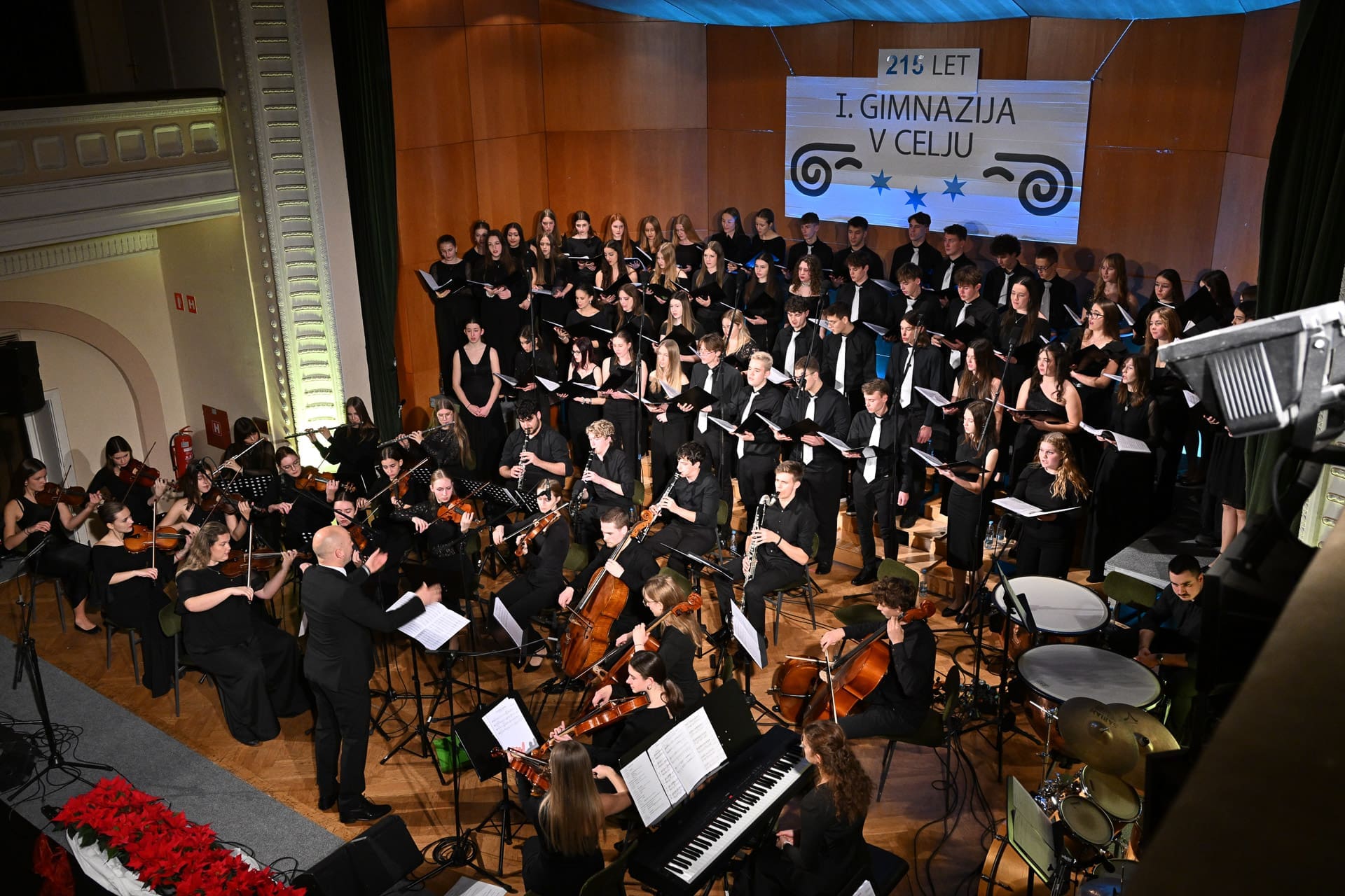 Veličasten in ganljiv božično-novoletni koncert Veličasten in ganljiv božično-novoletni koncert