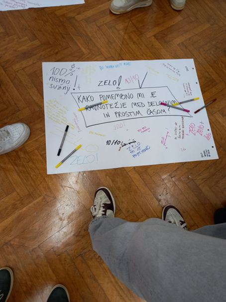 Dijaki 3. b razreda pri razmišljanju in ustvarjanju plakatov »Kako pomembno mi je ravnotežje med delom in prostim časom?«
