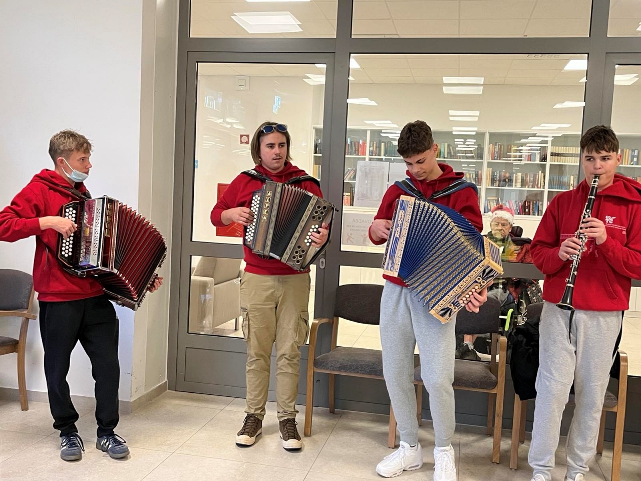 Praznično vzdušje v DEOS-u Centru starejših Koper