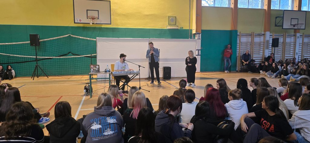 Zaključni stand-up šov v telovadnici s Tinom Vodopivcem in Urhom Mlakarjem.