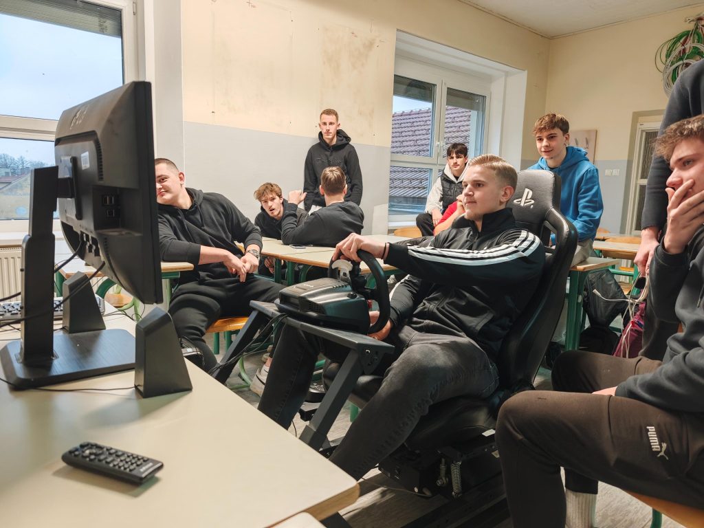 Dijaki na simulatorju tekmujejo v rallyju.
