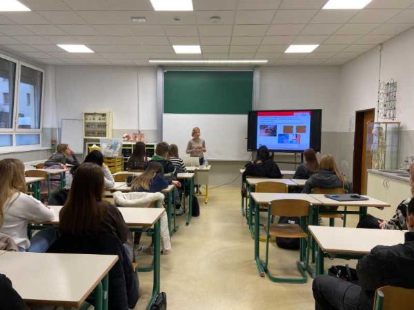 Dijaki na predavanju o škodljivih kemikalijah v embalaži in mikroplastiki.