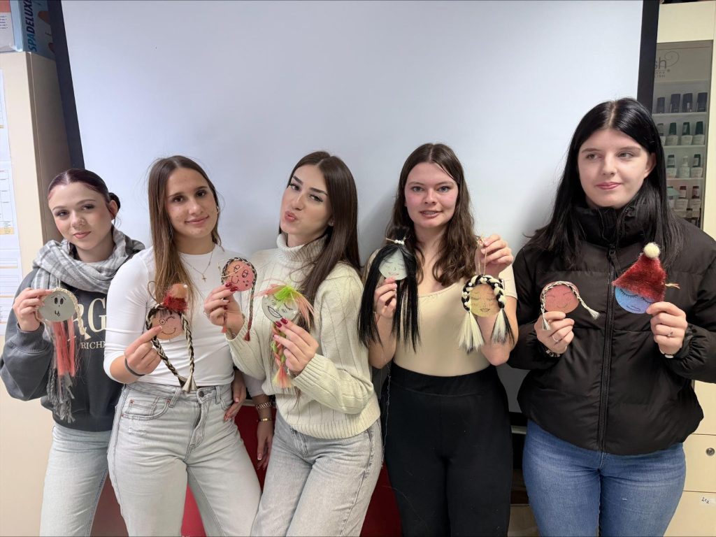 Dijakinje razreda 2. C2 z unikatnimi prazničnimi pričeskami.