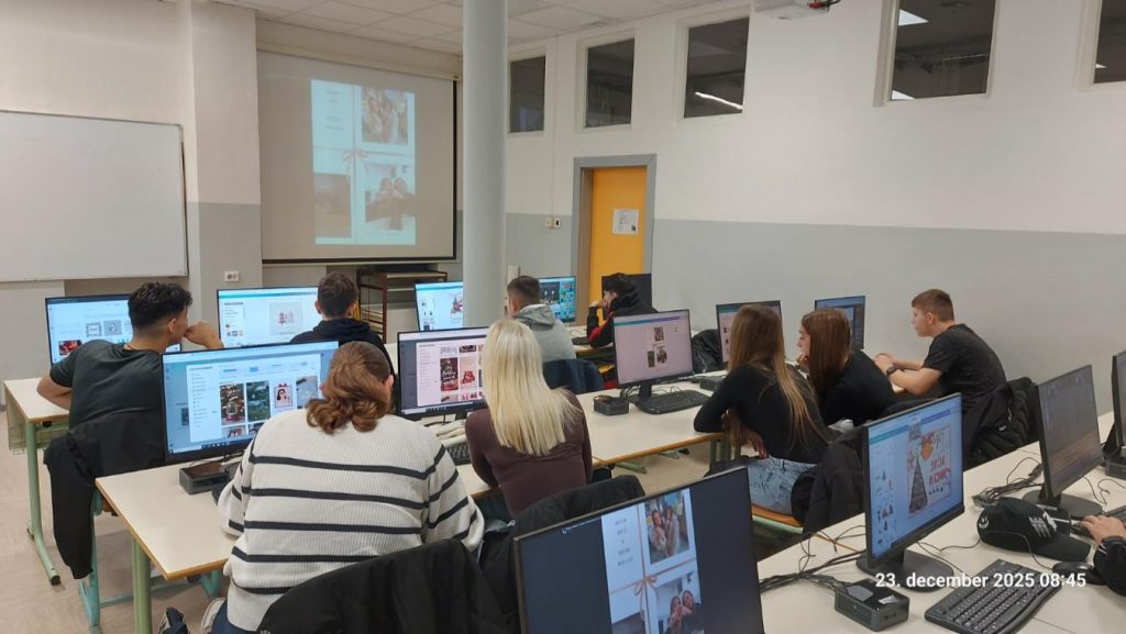 Dijaki v računalniški učilnici izdelujejo e-voščilnice.