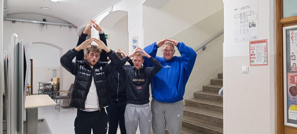 Dijaki so z aplikacijo Goosechase izpolnjevali različne božično obarvane naloge. Na slikah so dijaki oddelka 1.B3, ki so postali božična drevesca in oponašali božička, ki pleza skozi dimnik.