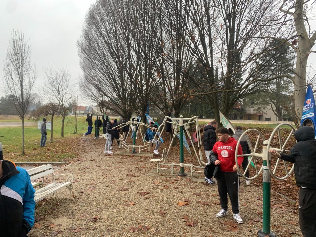 Dijaki na prostem. Aktivnost pod imenom avtofitnes je povezala fitnes in avtostroko.