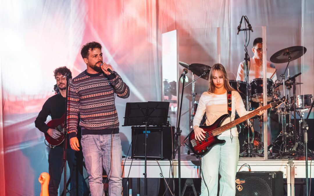 Potovanje skozi čas in glasbo: Božično-novoletni koncert SŠSB