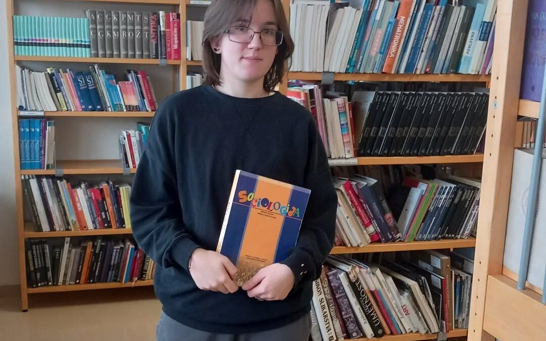 Uspeh naše dijakinje Ane na šolskem tekmovanju iz sociologije