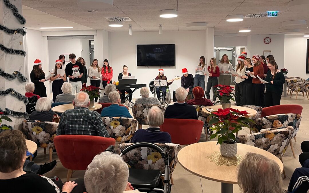 Praznični obisk – likovno-glasbeni nastop dijakov 2. U v Domu za varstvo odraslih Velenje