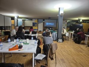 Strokovno srečanje Erasmus+. Učitelji sedijo, se izobražujejo in poslušajo predavatelja.