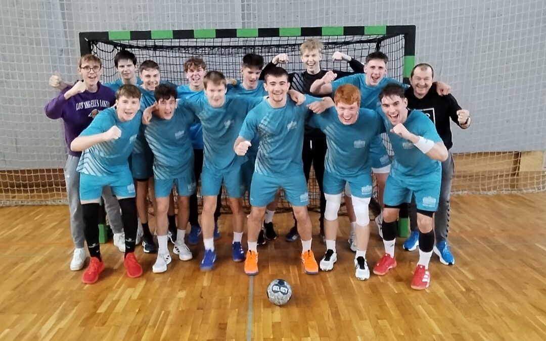 Dijaki s suverenima zmagama v polfinale