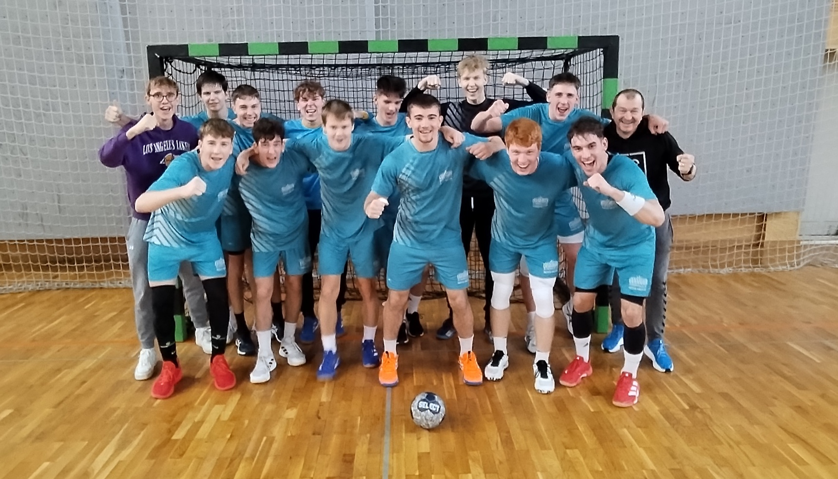 Dijaki s suverenima zmagama v polfinale