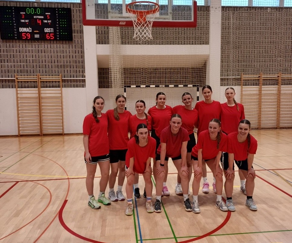 Predanost košarki je nagradila naše dijakinje z zmago na četrtfinalnem turnirju Predanost košarki je nagradila naše dijakinje z zmago na četrtfinalnem turnirju