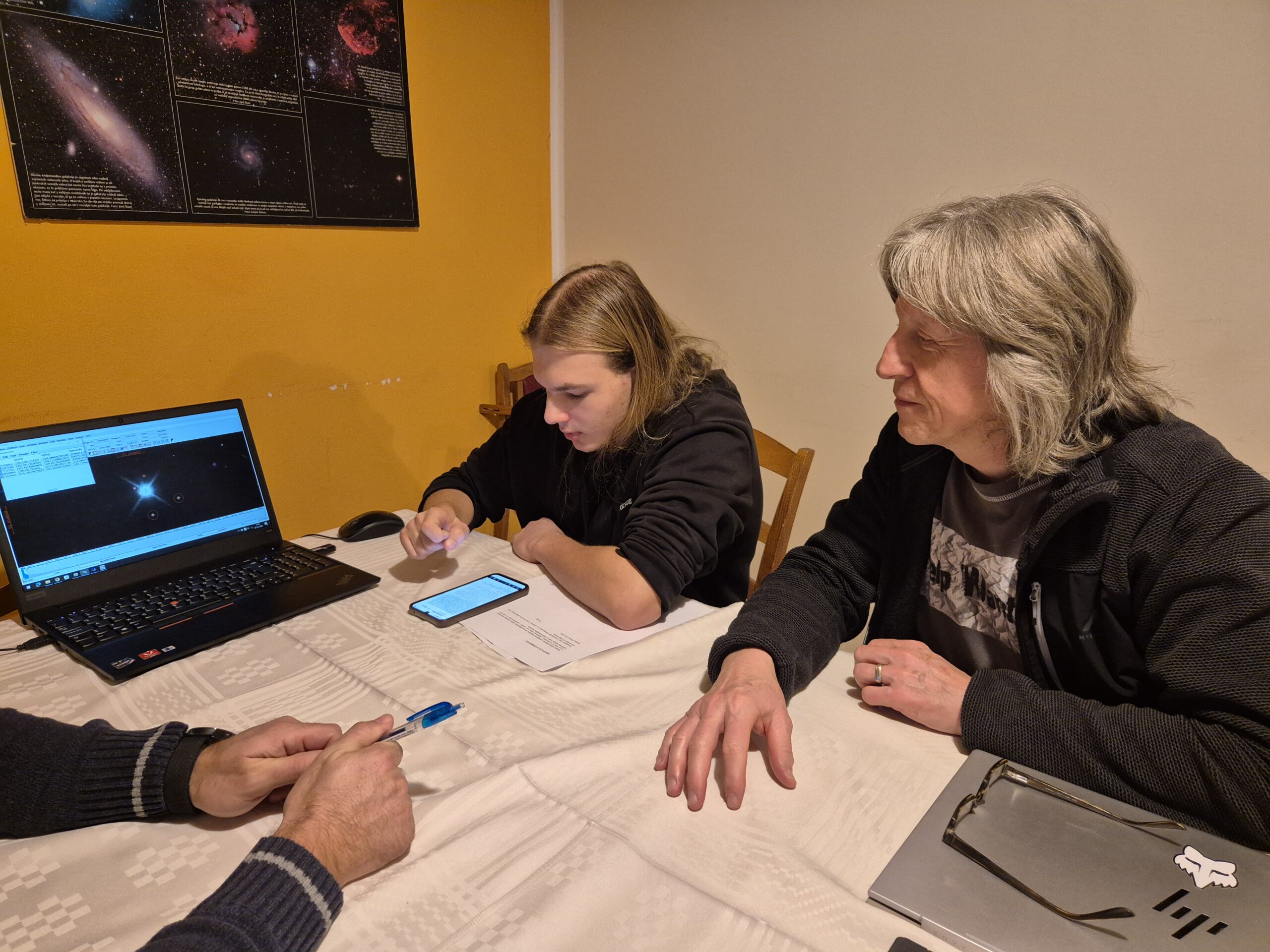 Mladi raziskovalci in mentorji v svetu vrhunske astronomije Mladi raziskovalci in mentorji v svetu vrhunske astronomije