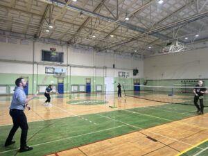 Zaposleni igrajo badminton