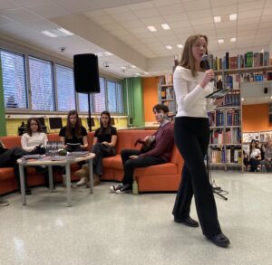 Ana Herlah med recitacijo svoje nove pesmi
