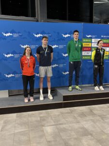 Naša dijakinja Ela Žagar na stopničkah skupaj z ostalimi plavalci.
