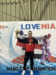 Naš dijak NIk obrez na Taekwondo Ahac cup 2026. Stoji pred panojem.