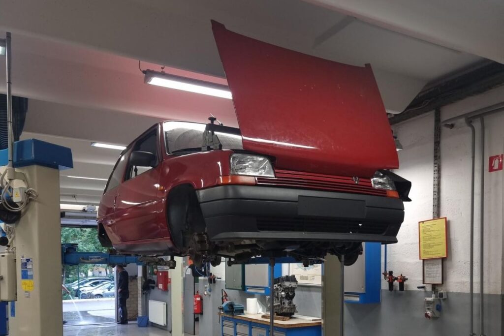 Vozilo Renault 5 v avtoservisni delavnici