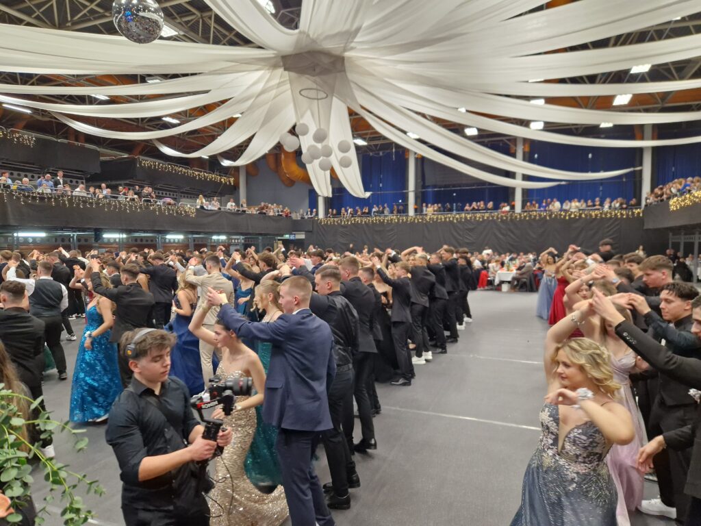 Dvorana z maturanti med plesom