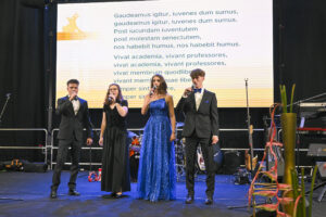 Jaka Habot, Ajda Jakob, Mia Lampič in Vid Iršič (od leve proti desni) pojejo maturantsko himno