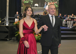 Živa Blaznik (levo) je zaplesala z ravnateljem Petrom Juvančičem
