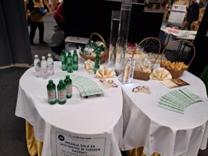 Stojnica z izdelki naših dijakov na festivalu Več znanja za več turizma