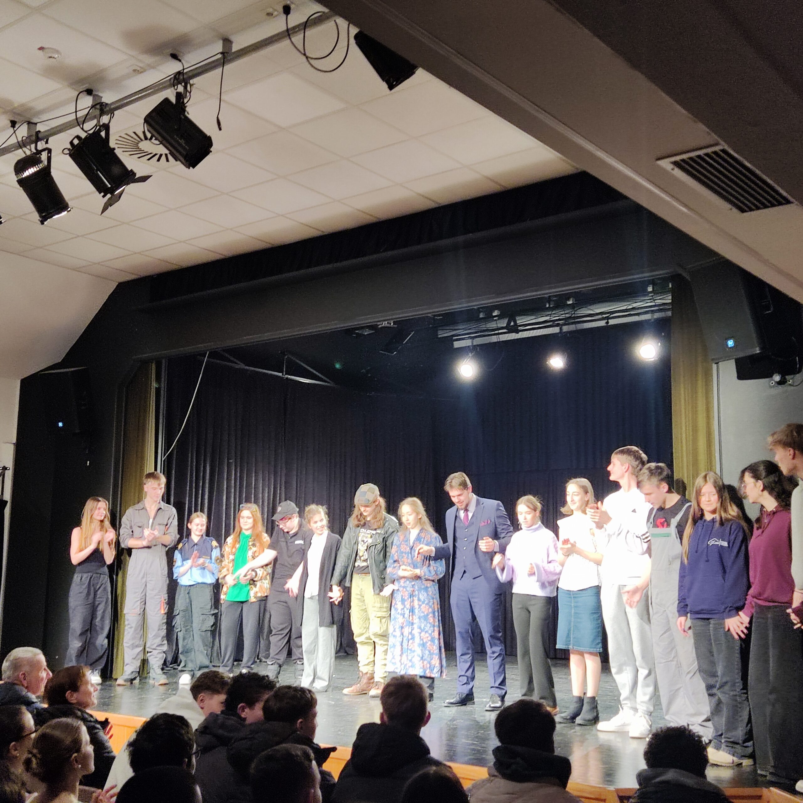 Počastitev kulturnega praznika z ogledom gledališke predstave Simonove priče Počastitev kulturnega praznika z ogledom gledališke predstave Simonove priče