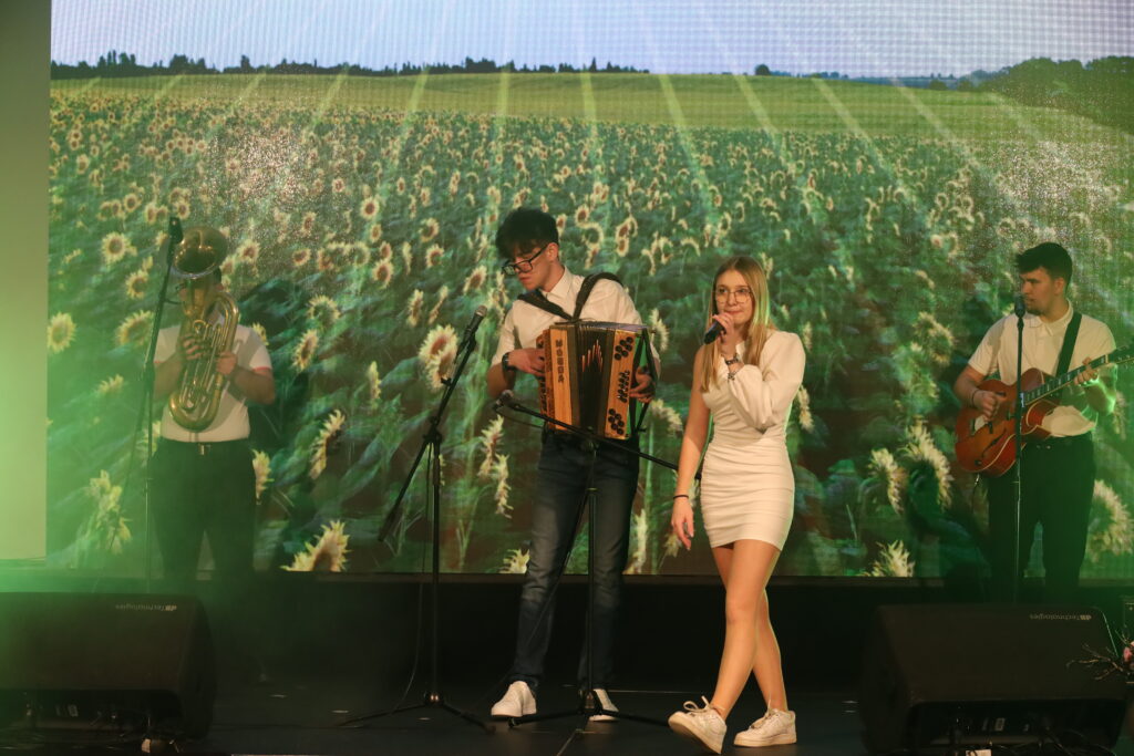 Zmagovalca Gabriel Medved in Klara Škof