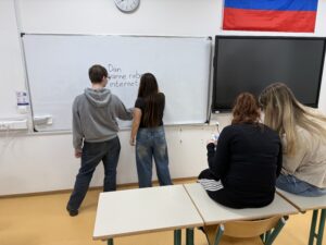 Dijaki ustvarjajo plakate na temo varne rabe interneta.
