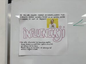 Plakat z izročki o influencerjih.