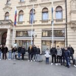 Skupinska slika dijakov G-4. c pred Mestno občino Celje