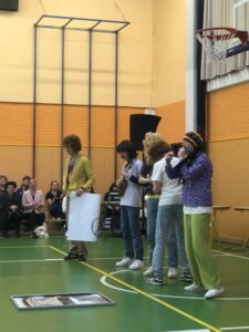 Pustna maska 1. b - Potovanje skozi čas