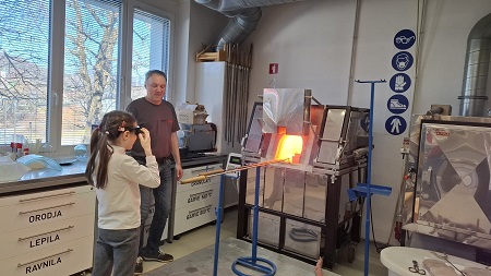Počitniška dogodivščina med steklom in pravljico