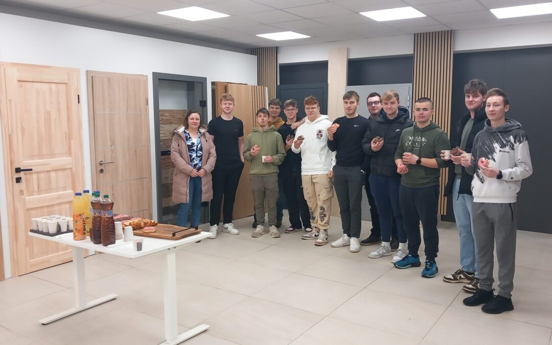 Obisk dijakov lesarstva v salonu Flales