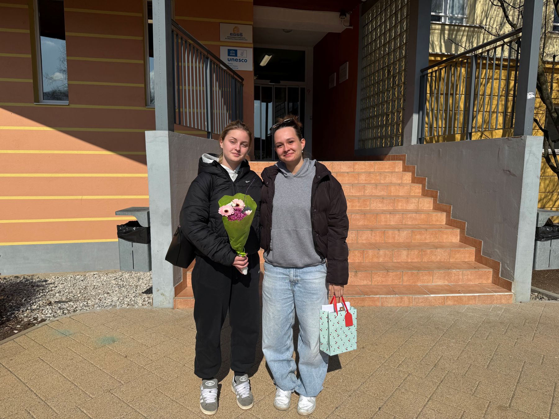 Pisanje voščilnic za dan žena in mučenikov ter materinski dan Pisanje voščilnic za dan žena in mučenikov ter materinski dan