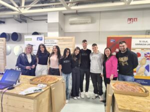 Dijaki so na sejmu zaposlitvenih priložnosti. Na stojnici imajo razstavljene kemijske poskuse, elektro in računalniške delavnice, e-skiro, robota in malico (pica).
