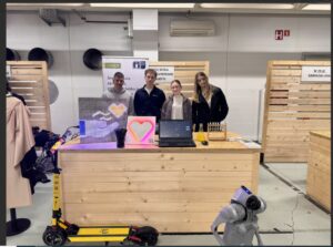 Dijaki so na sejmu zaposlitvenih priložnosti. Na stojnici imajo razstavljene kemijske poskuse, elektro in računalniške delavnice, e-skiro, robota.